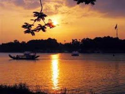 Sông Hương: Sông Hương đang chờ đón bạn với những cảnh đẹp như tranh vẽ. Tận hưởng khoảng thời gian yên bình, tận hưởng cảm giác yêu đời trong khung cảnh thiên nhiên tươi đẹp của Sông Hương.